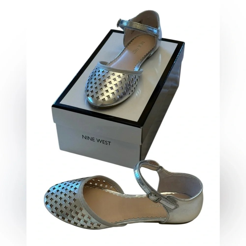 Nine West Vivien Metallic Silver Flats Size 2 M NWT - Picture 1 of 15